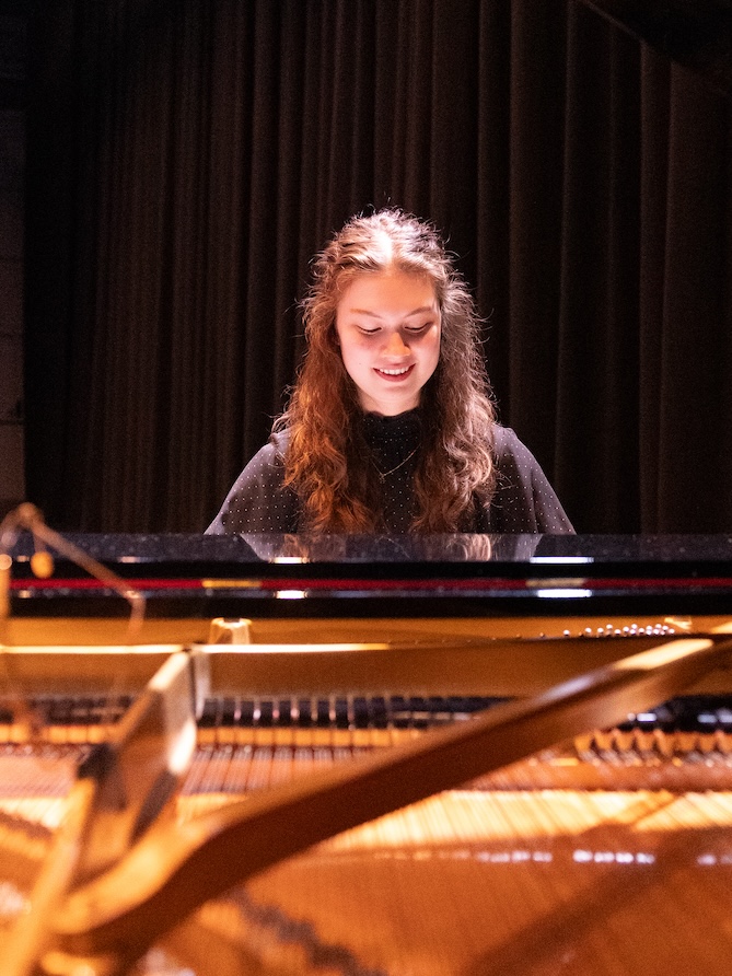 Hannah Blain playing piano